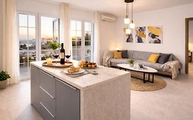 A Comfortable Stay With Balcony And Easy Parking Near Kalamata Center